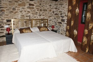 4 makuuhuonetta, silitysrauta/-lauta, ilmainen Wi-Fi, vuodevaatteet