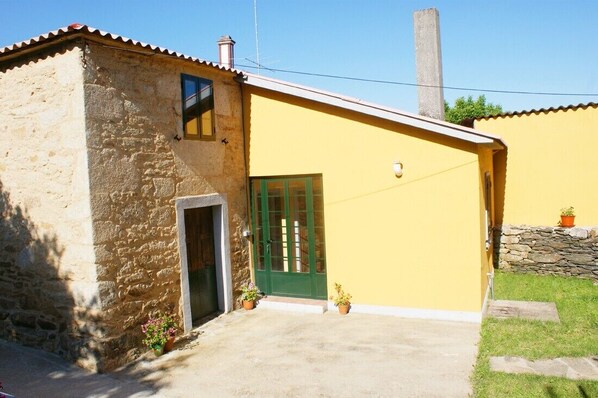 A two-story building with a stone facade and a yellow upper level. - Holiday home in Galicia, 'Camino de Santiago, Via de la Plata' (Silleda-Pontevedra)