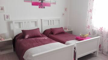 2 Schlafzimmer, Schreibtisch, Bügeleisen/Bügelbrett, Reisekinderbett