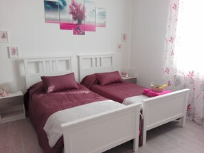 2 bedrooms, desk, iron/ironing board, travel cot - Suitable for hosting a family, groups of friends at music events (Bologna)