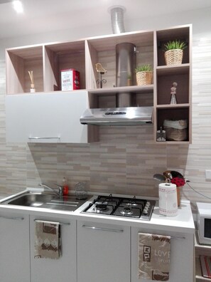 Fridge, microwave, oven, coffee/tea maker - Suitable for hosting a family, groups of friends at music events (Bologna)