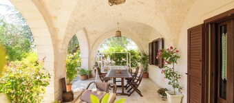 Cisternino-Trullie and Lamie: Grove in Valle D'Itria, "L'Ulivo" accommodation