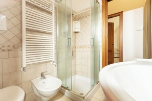 Shower, hair dryer, bidet, towels - Cisternino-Trullie and Lamie: Grove in Valle D'Itria, "L'Ulivo" accommodation (, Cisternino)