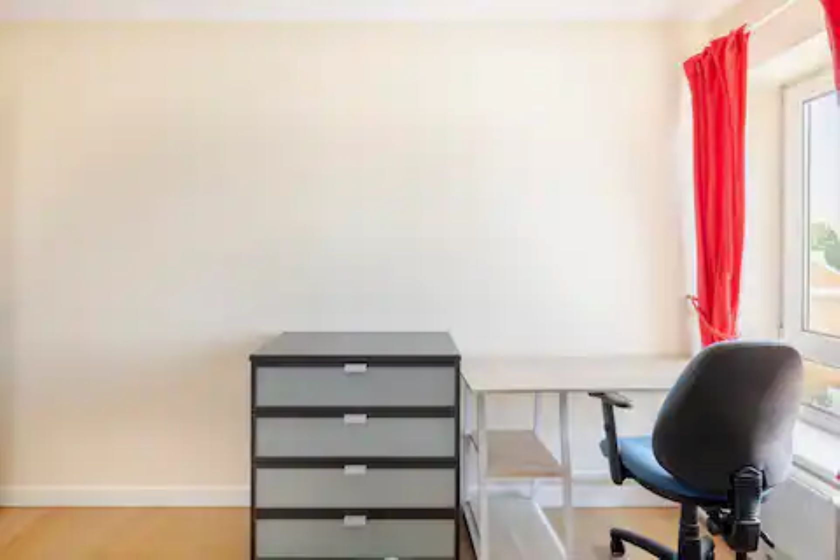Une pièce comprenant un bureau, une chaise et un classeur.