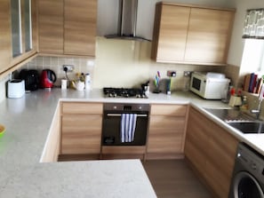 Een koffiezetapparaat/waterkoker, een koelkast, een microgolfoven