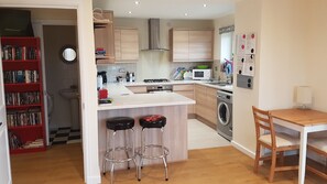 Fridge, microwave, oven, stovetop - Come home to rest and relaxation after a busy London day! (London)