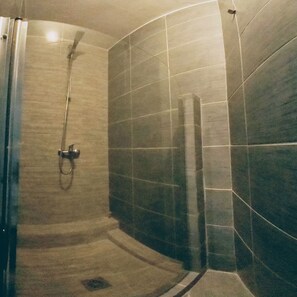 Een douche, een haardroger, handdoeken, zeep