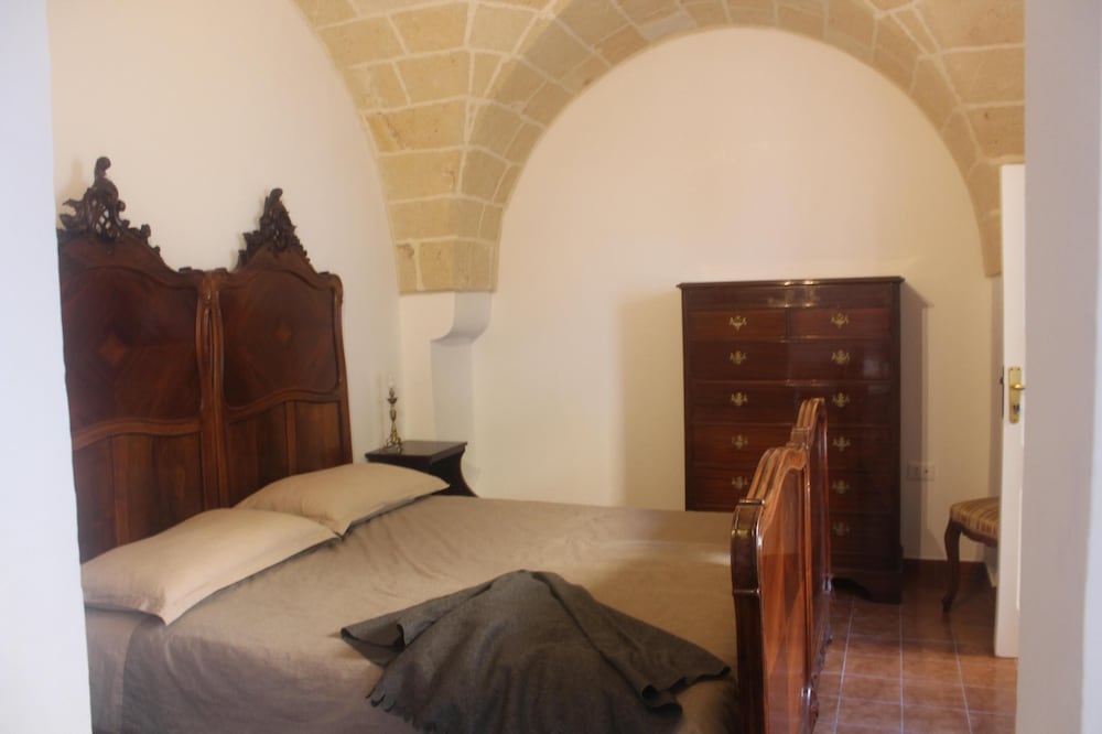 Eco Salento. Large ancient techno house 15 'from the sea. Climate, garden and barbecue