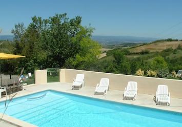 piscine privée chauffée et sécurisée de mai à sept si le temps le permet