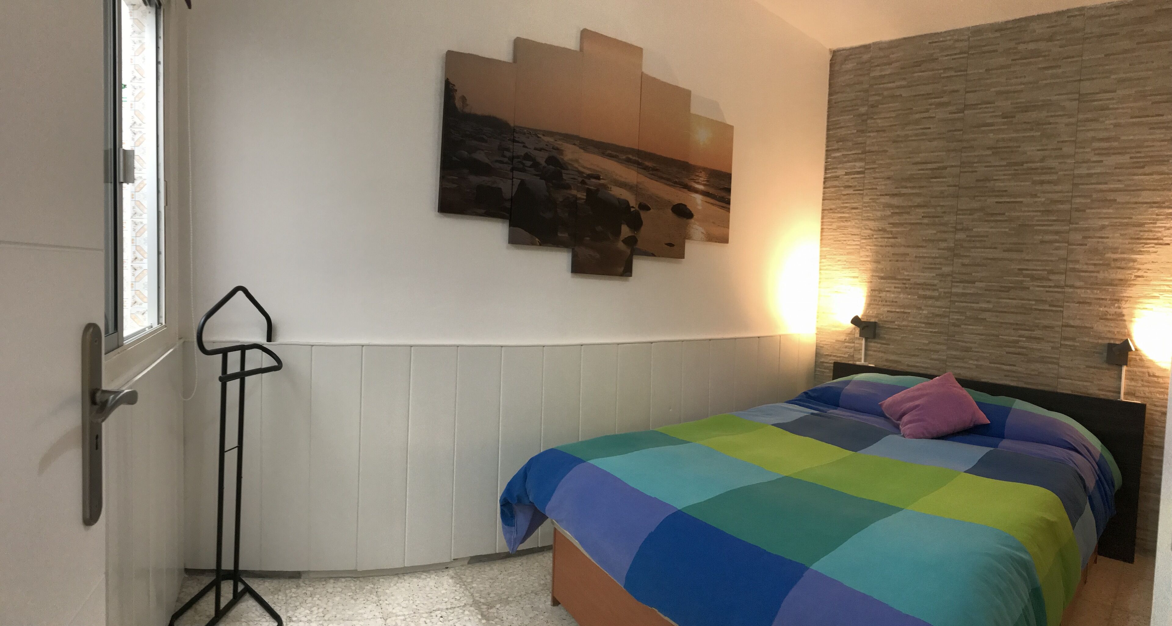 4 dormitorios, tabla de planchar con plancha, cuna de viaje