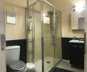 Douche, sèche-cheveux, serviettes fournies, savon