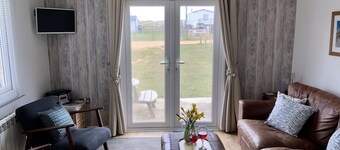 Zeitgenössische Beach Lodge mit Sanddünen und Blick auf den Fluss