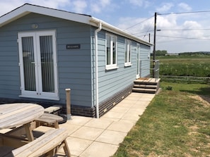 Outdoor dining - Contemporary Beach Lodge With Sand Dunes And River Views (Heacham)