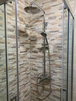 Shower, hair dryer, towels, soap - Luxury 3 bed apartment, on sea front, sleeps 6 . (Torrox-Costa (Malaga))