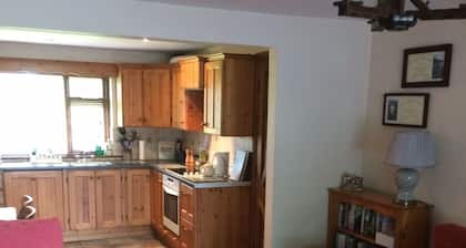 Hermoso bungalow de 3/4 dormitorios ubicado en hermosos jardines. muchas instalaciones locales