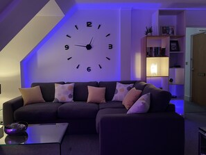Smart-TV, Bücher, Stereoanlage