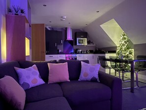 Smart TV, libros y estéreo 
