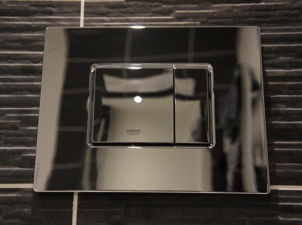 Wasserkocher mit Kaffee-/Teezubehör, Kühlschrank, Mikrowelle, Ofen