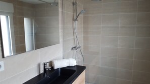 Ducha, secador de pelo, toallas, jabón