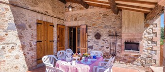 Uafhængigt hus sover 10, omgivet af en stor indhegnet have med swimmingpool, beliggende i