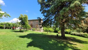 Un edificio de piedra con un jardín delantero.