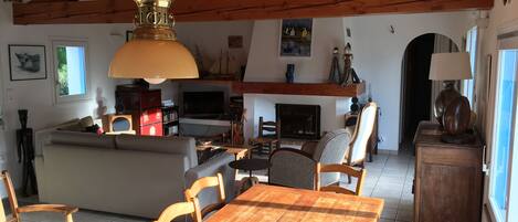 Televisión, chimenea, reproductor de DVD, estéreo