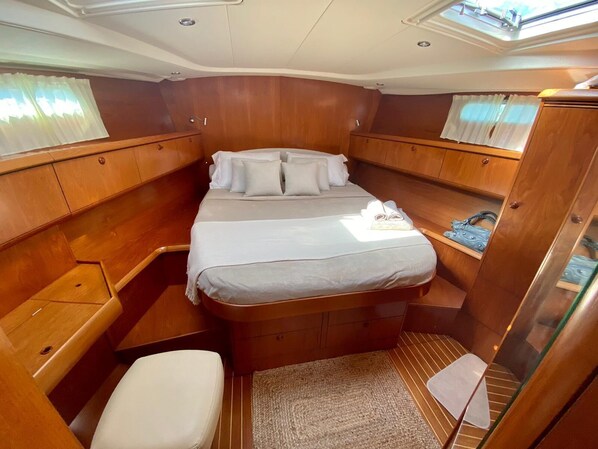 4 bedrooms, in-room safe, desk, iron/ironing board