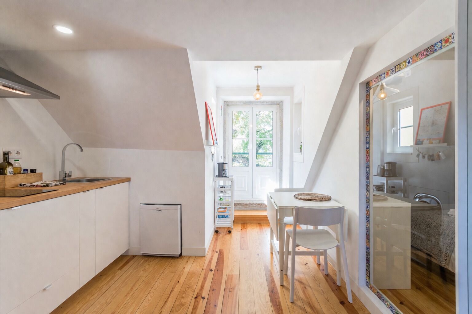 Kühlschrank, Mikrowelle, Herdplatte, Wasserkocher mit Kaffee-/Teezubehör