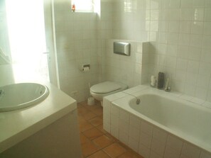 Baignoire, séchoir à cheveux, serviettes fournies, savon