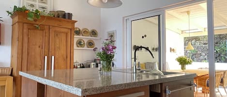 Una cocina moderna con encimera de granito, armarios de madera y lavavajillas integrado.