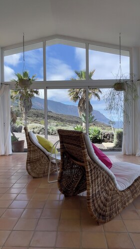 Modernes Ferienhaus in exklusiver Küstenlage mit spektakulärer Aussicht