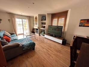 Smart TV, fireplace