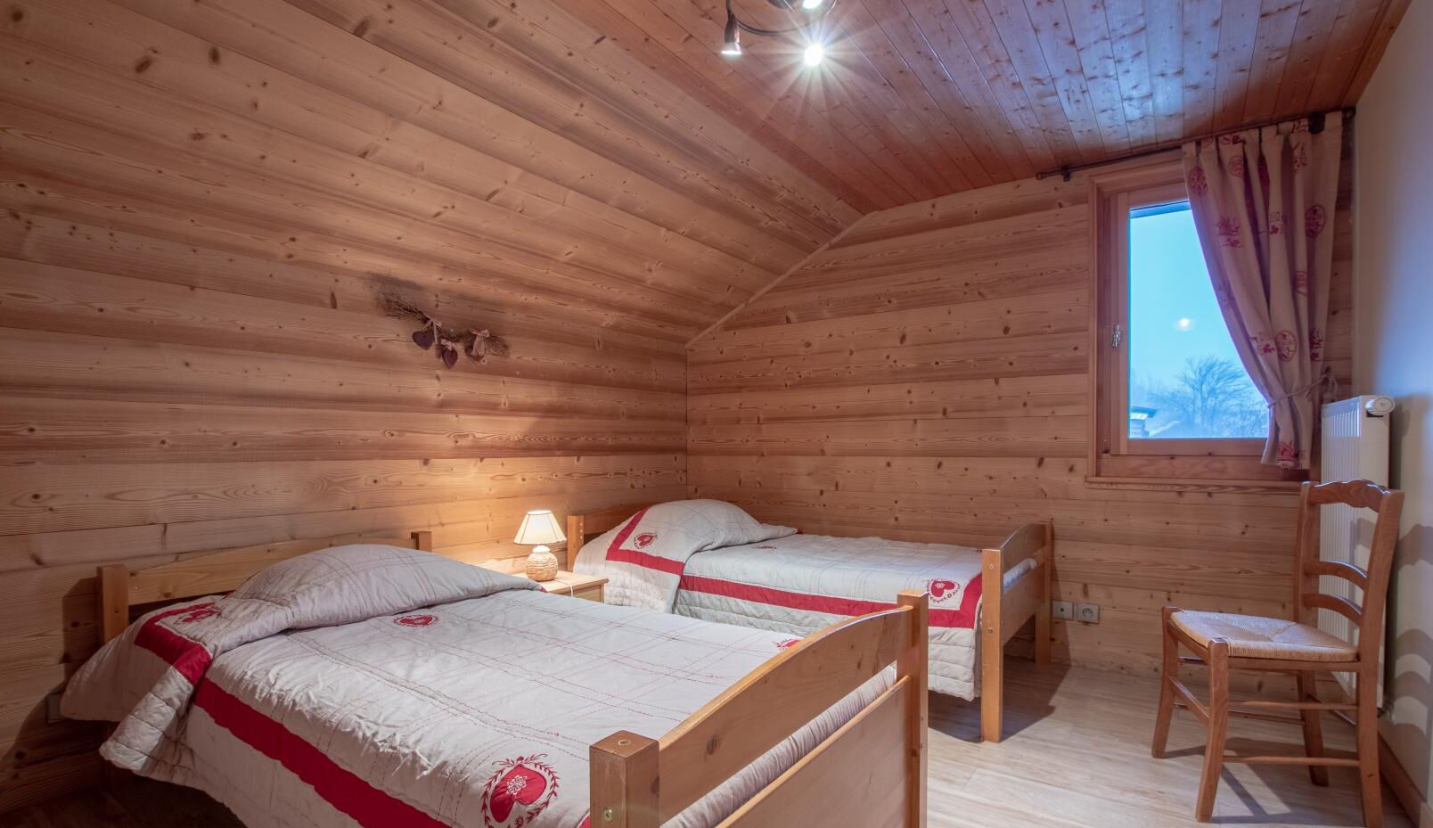 2 slaapkamers, een strijkplank/strijkijzer, reisbedje, gratis wifi