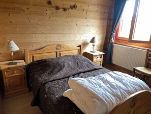 2 habitaciones, tabla de planchar con plancha y cuna de viaje 