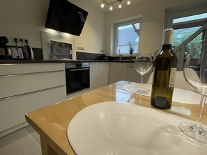 Frigorífico, microondas, horno y placa de cocina