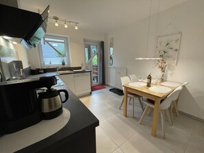 Frigorifero, microonde, forno, piano cottura