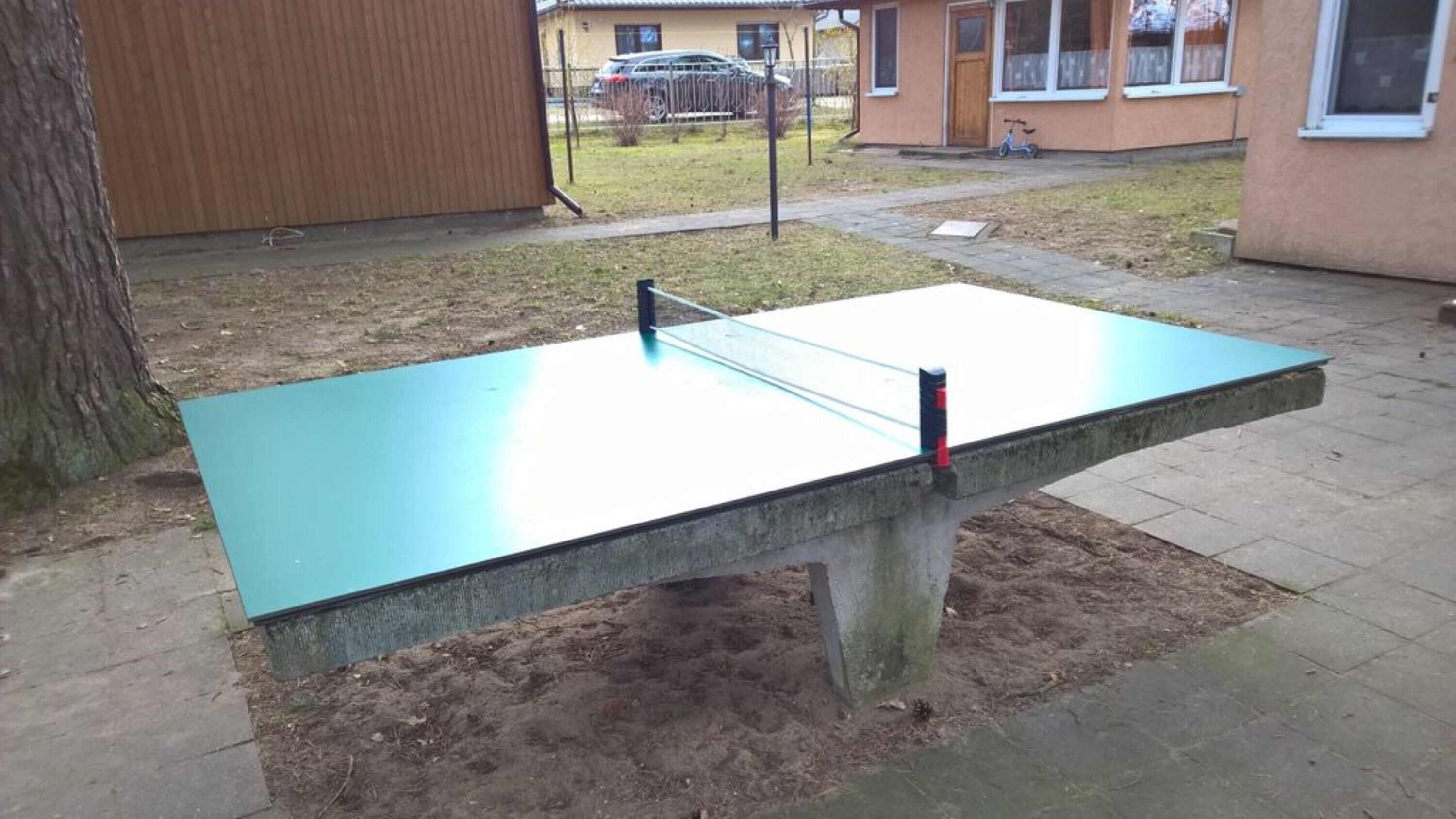 Ein Tischtennistisch in einer Außenumgebung.