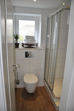 Haartrockner, Handtücher, Seife, Toilettenpapier