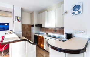 Refrigerador, microondas, placa de cocina, utensilios de cocina