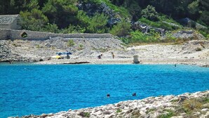 Beach - Cozy apartment in Povlja (Povlja)