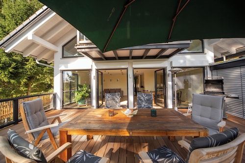 Hochwertige Küche mit Gasherd, große Terrasse, Weber Gasgrill, Boxspringbetten