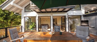 High quality kitchen with gas stove, large terrace, Weber gas grill, box spring beds