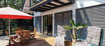 Høj kvalitet køkken med gaskomfur, stor terrasse, Weber gasgrill, kasse forårssenge