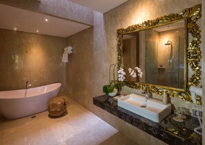 Separate bathtub and shower, deep-soaking bathtub, free toiletries