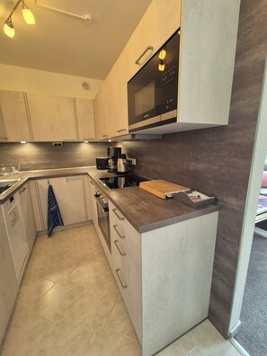 Jääkaappi, mikroaaltouuni, uuni, liesi