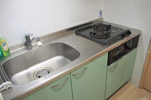 ツインルーム ダブルベッド 2 台 禁煙 | 専用簡易キッチン | 冷蔵庫、電子レンジ