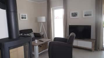 Fernseher, Kamin, DVD-Player, BĂŒcher