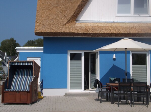 Outdoor dining - Reetkoje - thatched house with fireplace, sauna, WiFi - between Bodden and Baltic Sea (Breege - Juliusruh)