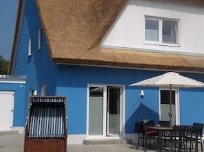 Outdoor dining - Reetkoje - thatched house with fireplace, sauna, WiFi - between Bodden and Baltic Sea (Breege - Juliusruh)