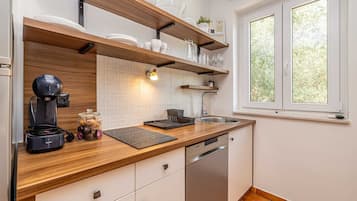 KylskÄp, spishÀll, diskmaskin och kaffe- och tebryggare